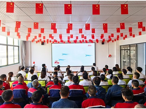 銘記歷史珍愛和平，砥礪奮進開創(chuàng)未來！歐能機械集體觀看勝利日紀念大會