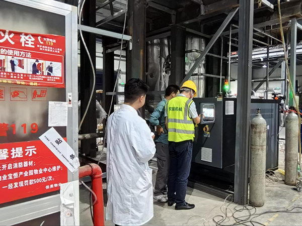 樹脂反應釜內(nèi)外雙盤管控溫雙機一體模溫機