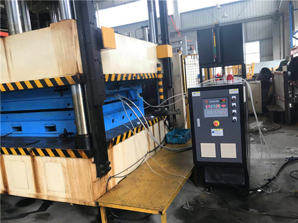 內飾件熱壓成型模溫機 (2)