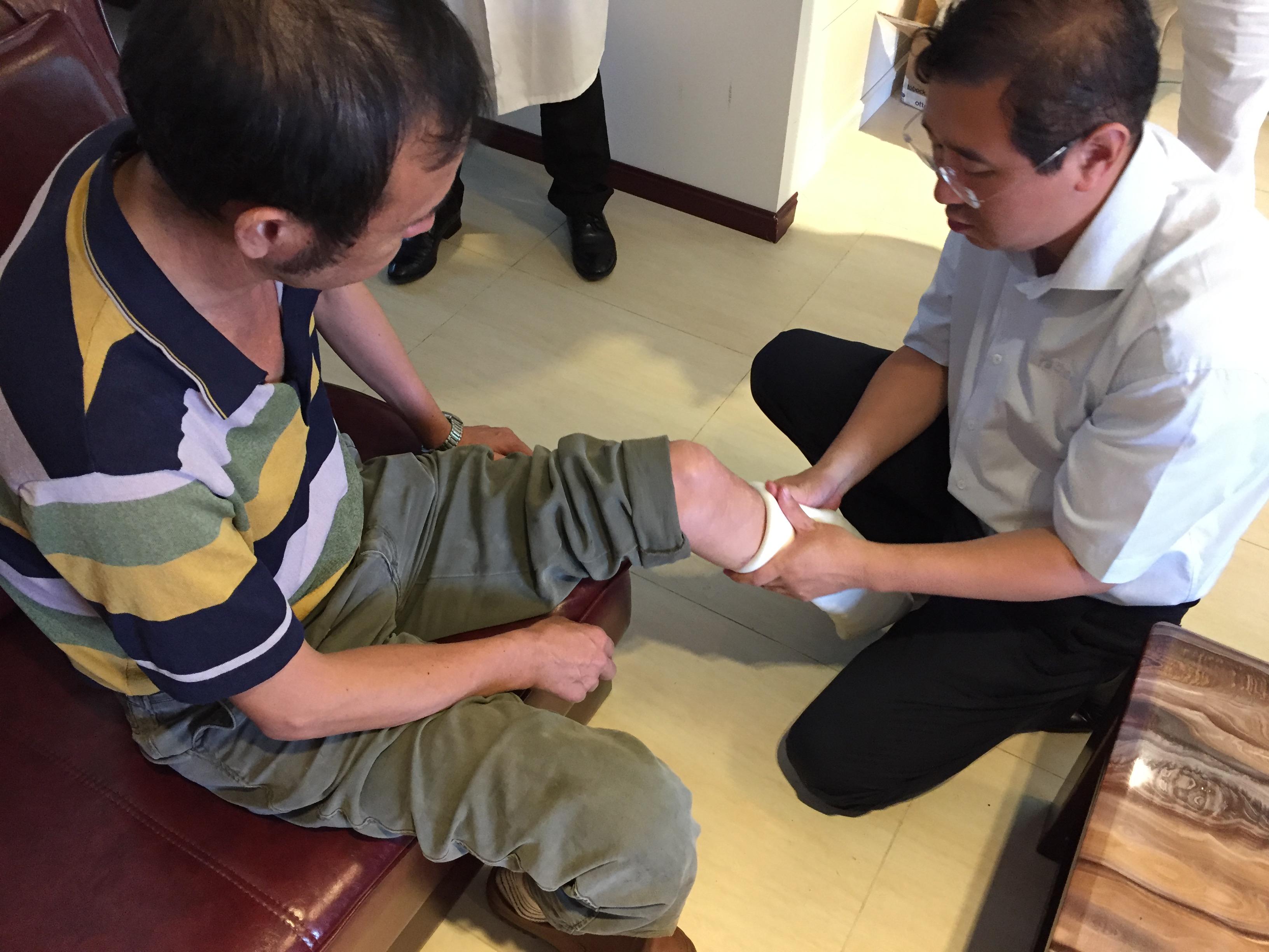 截肢者安裝大腿假肢價(jià)格需要花費(fèi)多少錢(圖1) 截肢者安裝大腿假肢價(jià)格需要花費(fèi)多少錢(圖1)